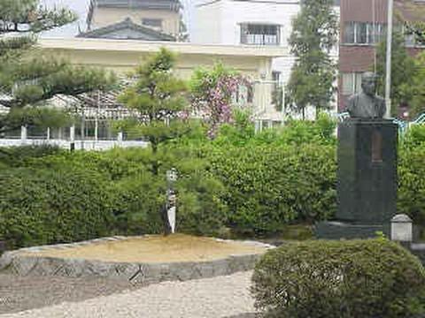 松村謙三の胸像がある庭園を写した写真