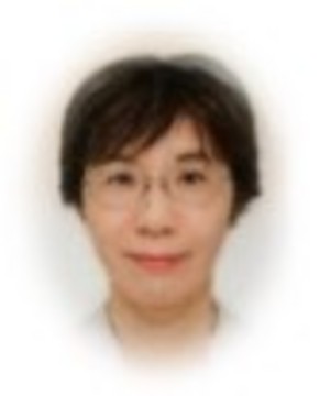 ショートカットでメガネをかけた嶋野臨床心理士の顔写真
