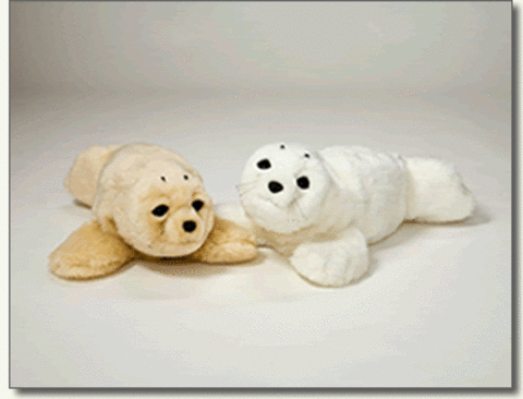 介護ロボット「パロ」の白とベージュの色ちがいであざらしのぬいぐるみが2体並んでいる写真