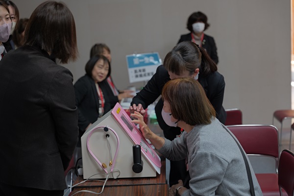 肌年齢測定の様子