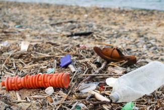 漂着ゴミは山から川、海へとつながる水の流れを通じて発生します