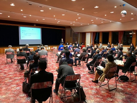 福光会場で並べられた椅子に座り、説明会を聞く参加者達を会場後方から撮影した写真